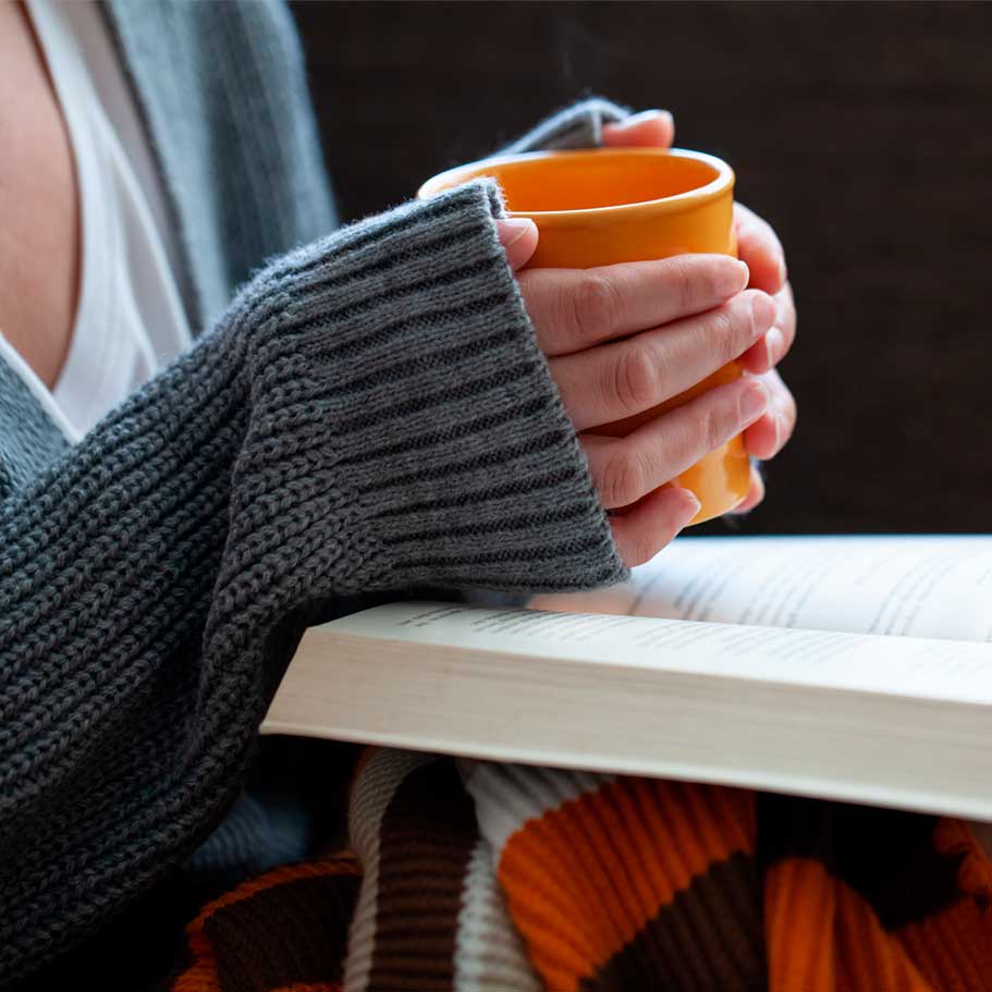 Imaxe dunhas mans agarrando unha cunca de café