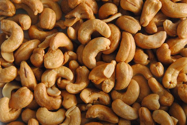 cashew-nuts-g29bcef3e1_640.jpg