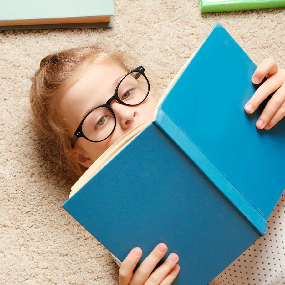 Imaxe nena lendo un libro